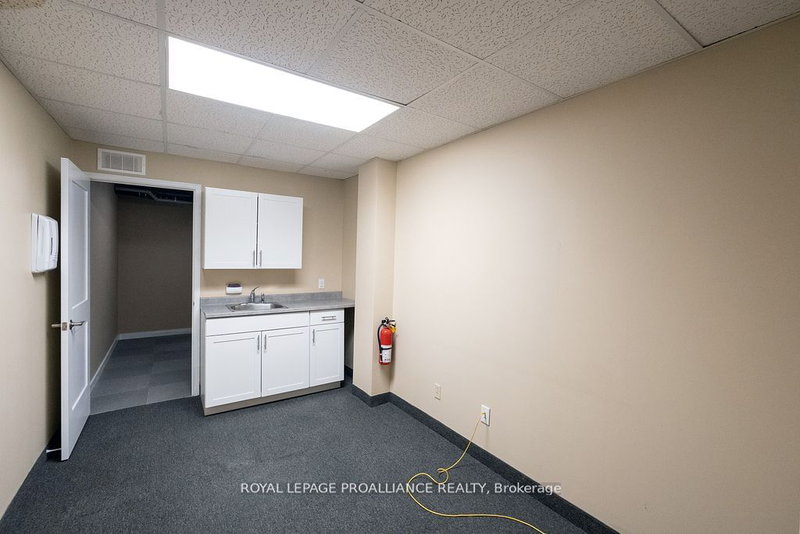 B - 354 Pinnacle St, Belleville, K8N 3B4 | Image 3