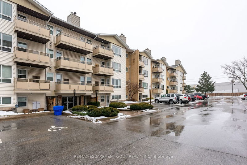 home for sale on 301-78 Roehampton Avenue