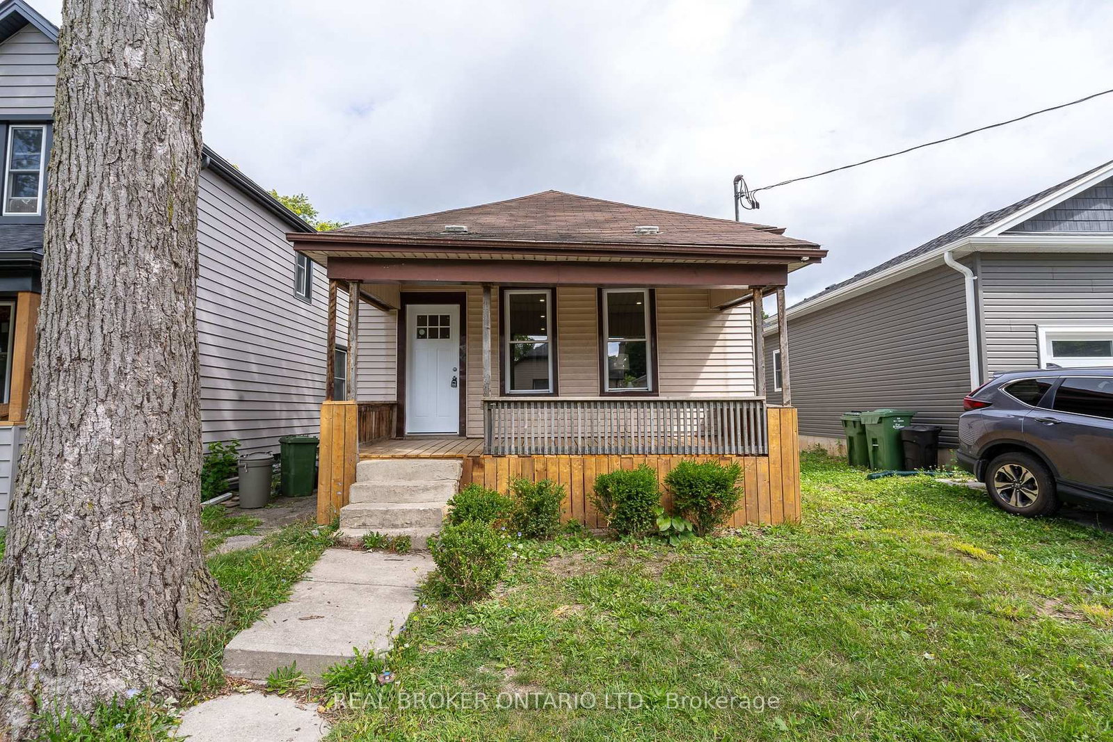 Listing photo 2