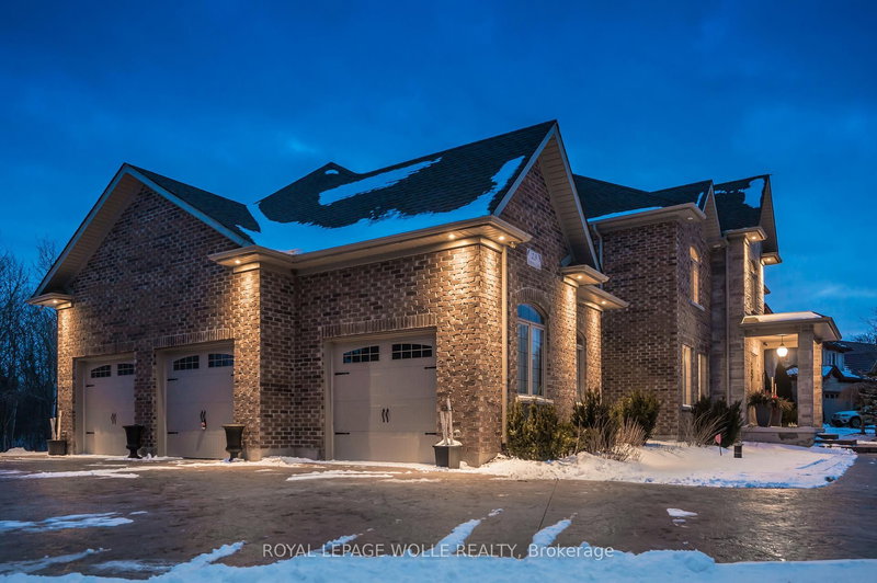 23 Highgrove Crt, Cambridge, N3H 4R8 | Image 2