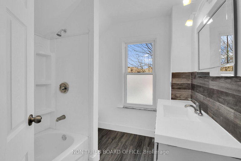 3272 Baby St, Windsor, N9C 1K8 | Image 3