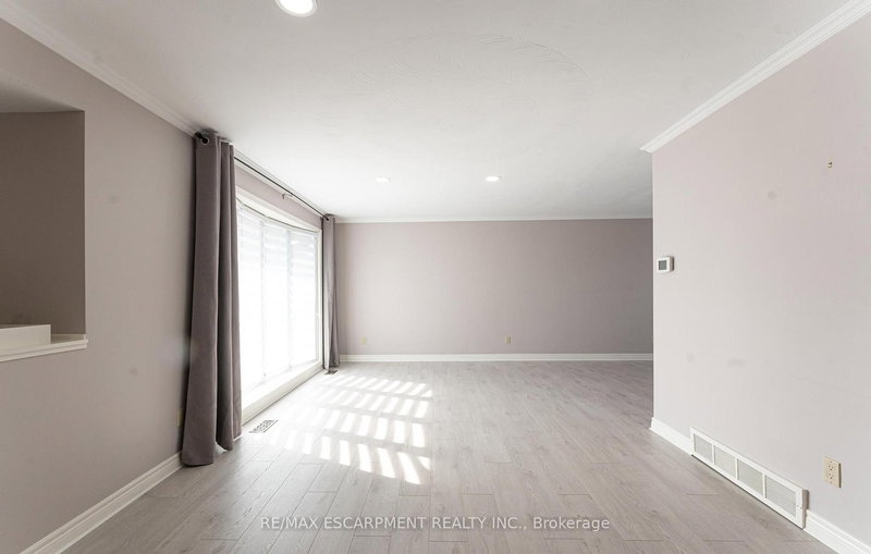 207 Montmorency Dr, Hamilton, L8K 5H3 | Image 3