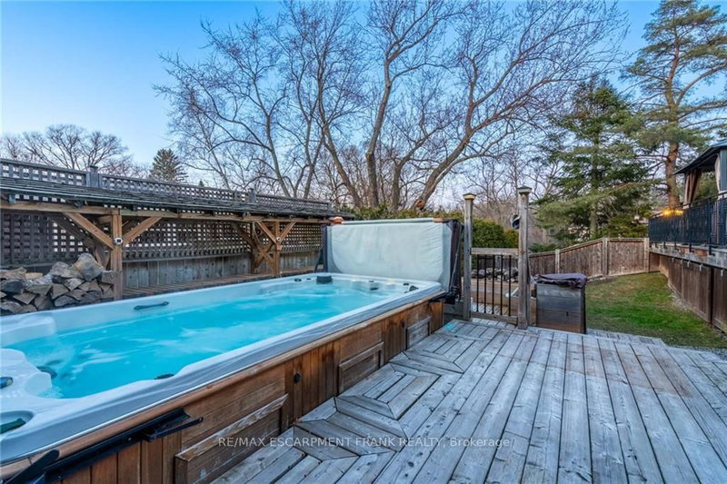 389 Clarendon Dr, Hamilton, L9G 2Z1 | Image 2