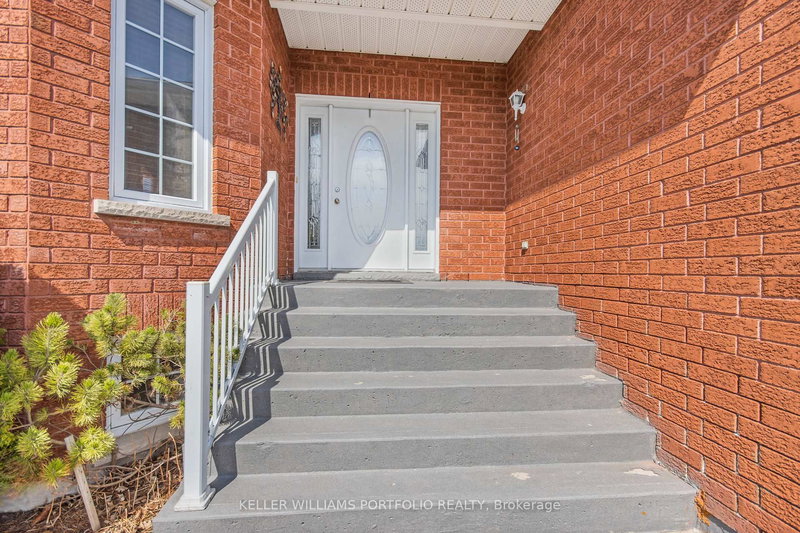 688 Chadwick Crt, Kingston, K7P 3E9 | Image 3