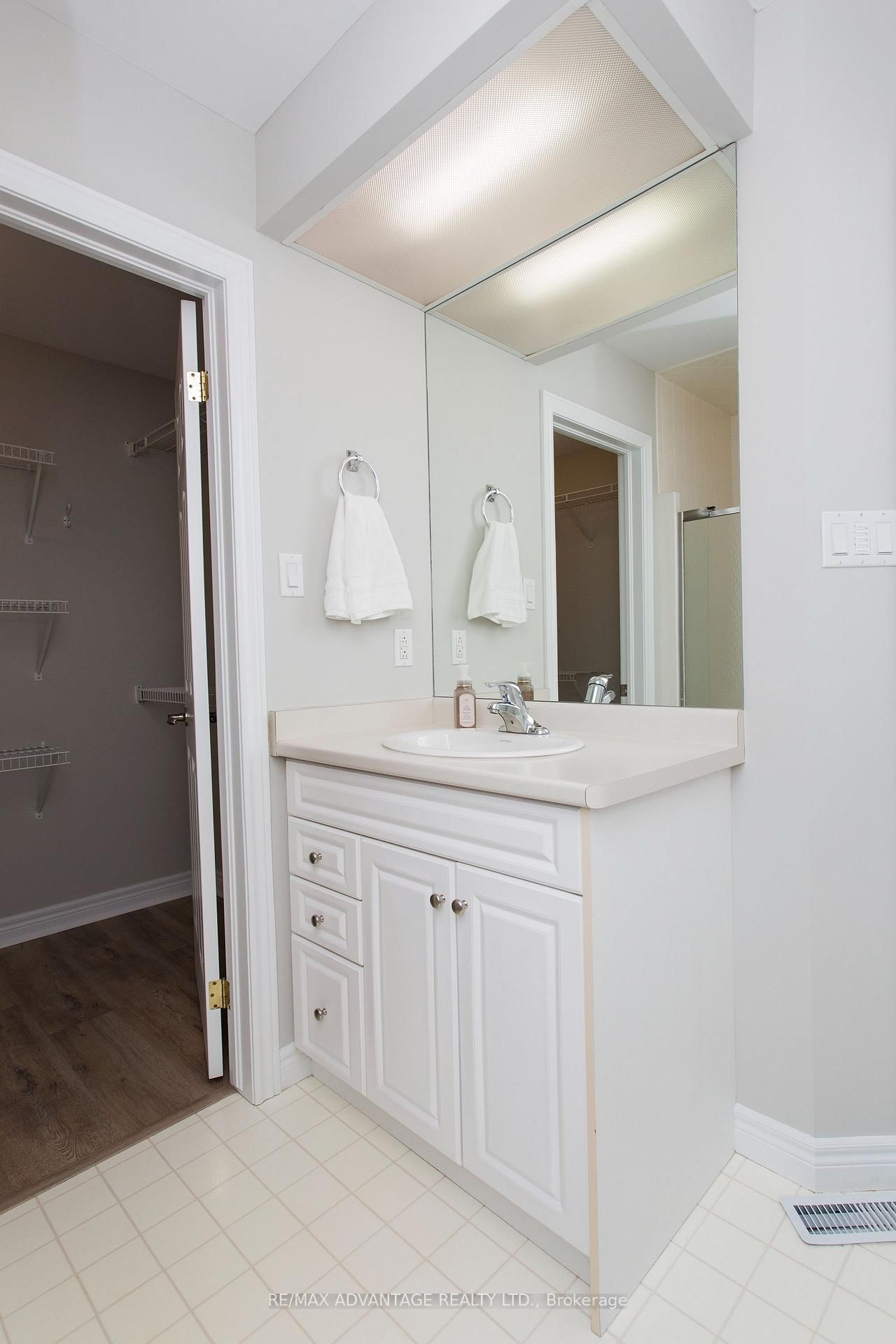 Detached House sold at 59 Winona Road, Middlesex Centre, Ontario, N0L 1R0 - Kilworth - MLS: X8254798