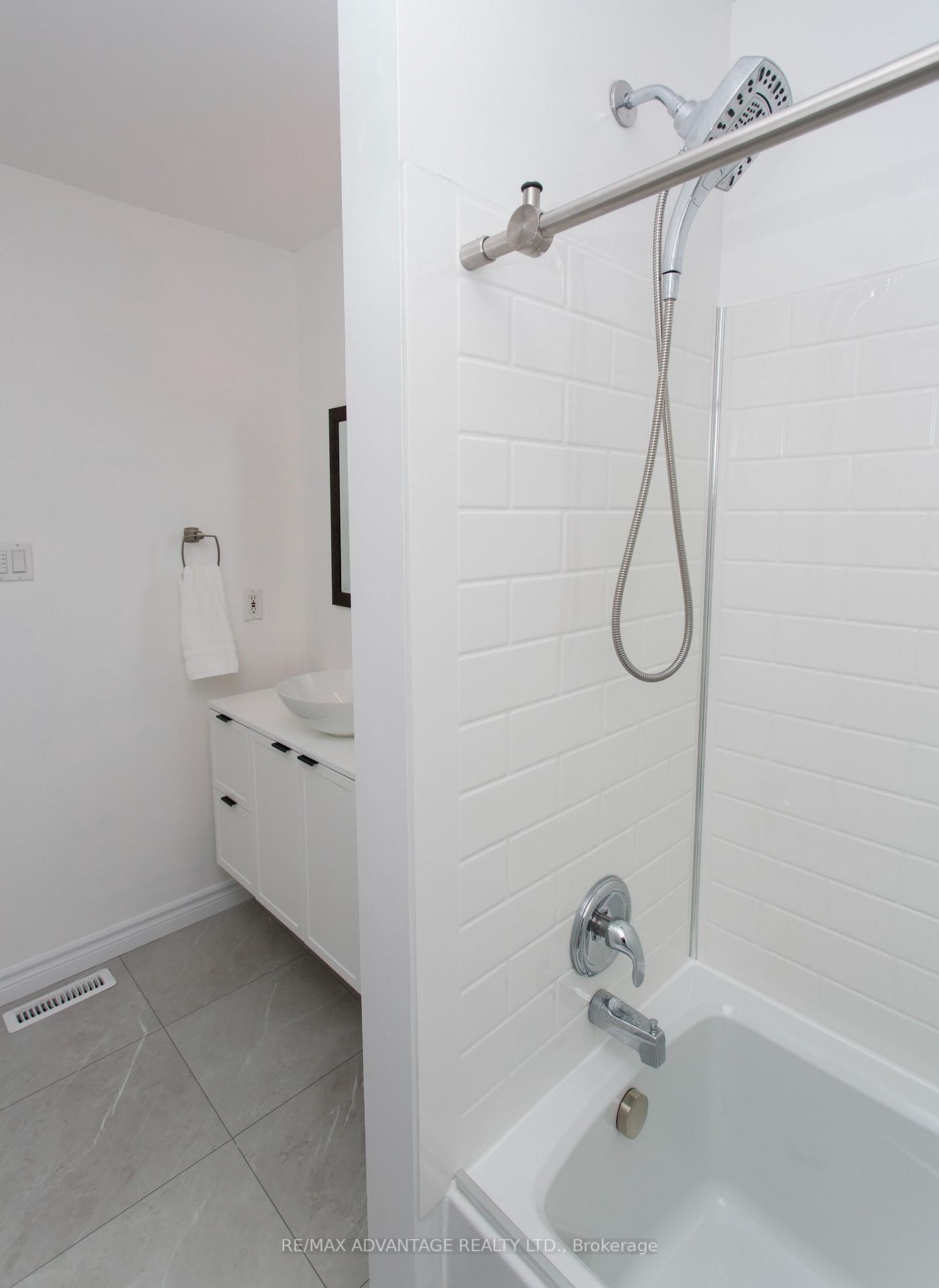 Detached House sold at 59 Winona Road, Middlesex Centre, Ontario, N0L 1R0 - Kilworth - MLS: X8254798