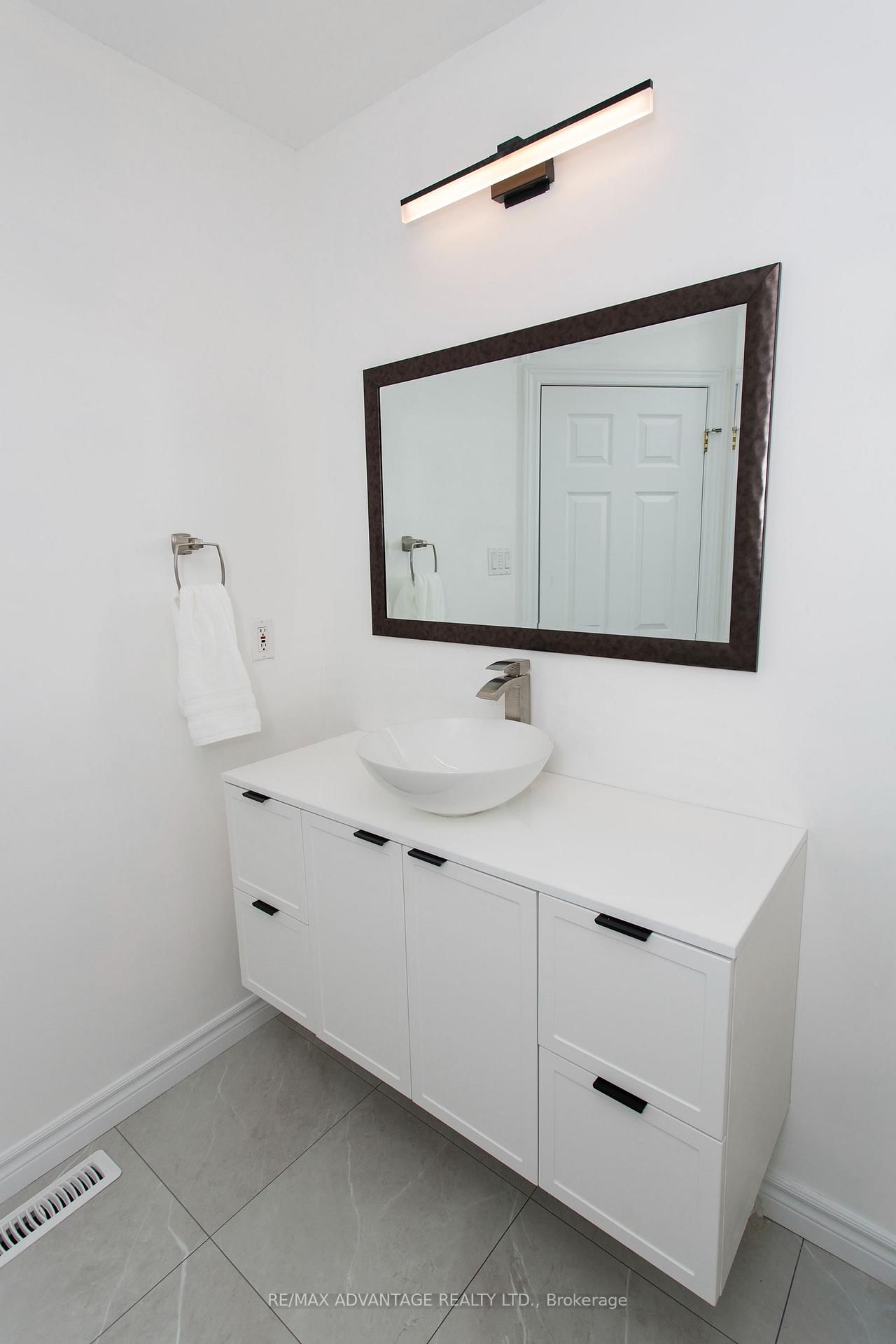 Detached House sold at 59 Winona Road, Middlesex Centre, Ontario, N0L 1R0 - Kilworth - MLS: X8254798