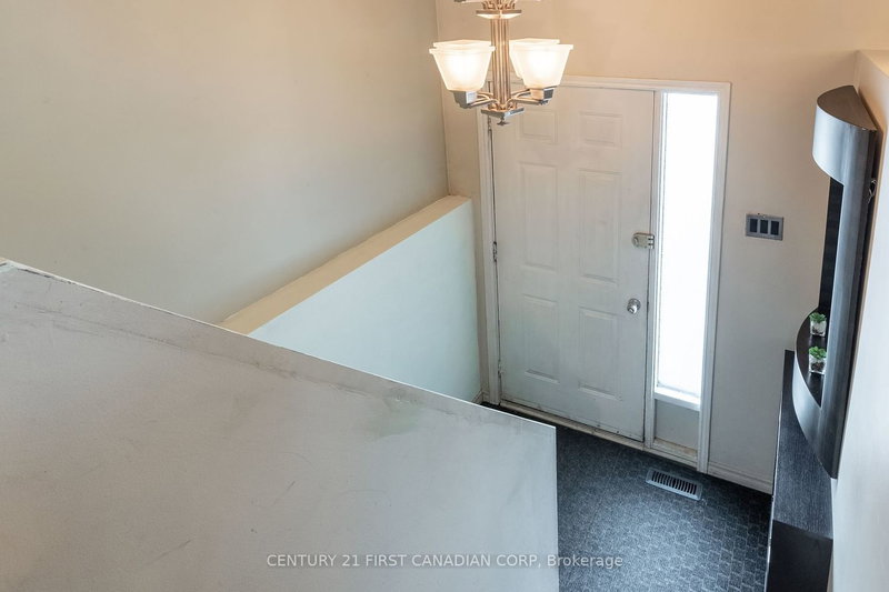 174 Portsmouth Cres E, London, N5V 4C8 | Image 2