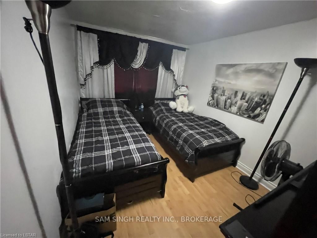 Listing Image 4