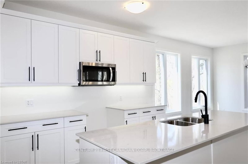 108 CHRISTOPHER Crt, London South, N5Z 3X4 | Image 2