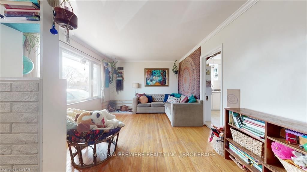Listing Image 4