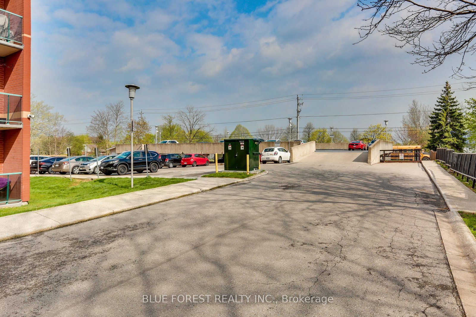 Listing Image 4