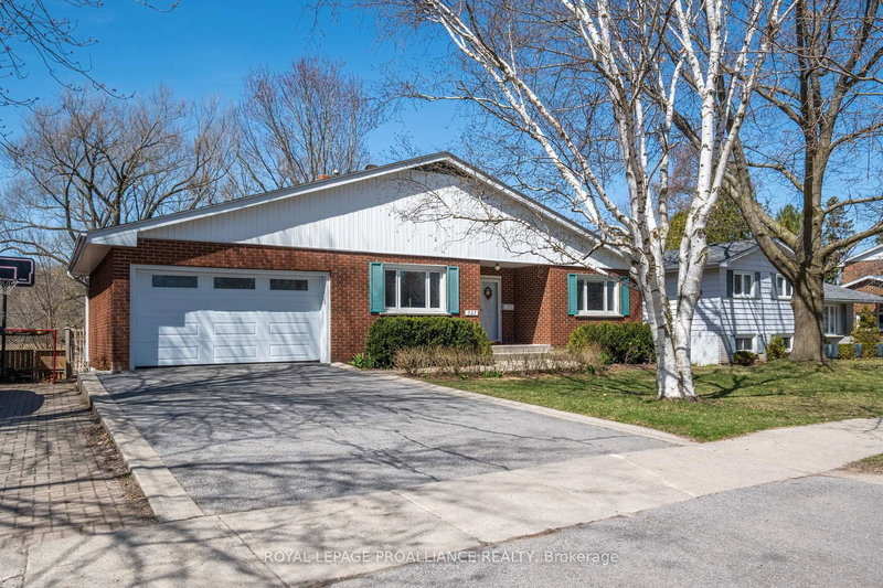727 Aylmer Cres, Kingston, K7M 6E5 | Image 2