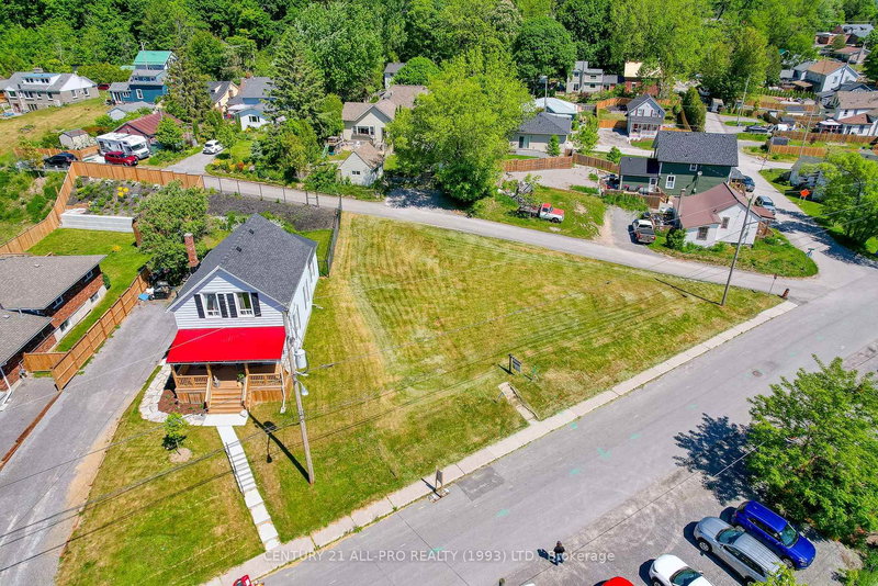 14 Alexander St, Port Hope, L1A 1B2 | Image 2