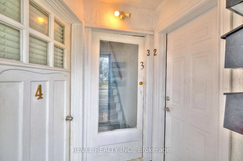 42 Riverside Dr, Welland, L3C 5E2 | Image 2