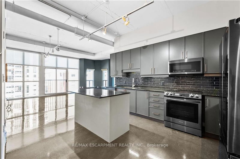 home for lease on 614-66 Bay Street S