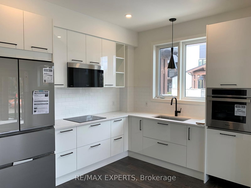 101 - 22 Beckwith Lane, Blue Mountains, L9Y 3B6 | Image 2