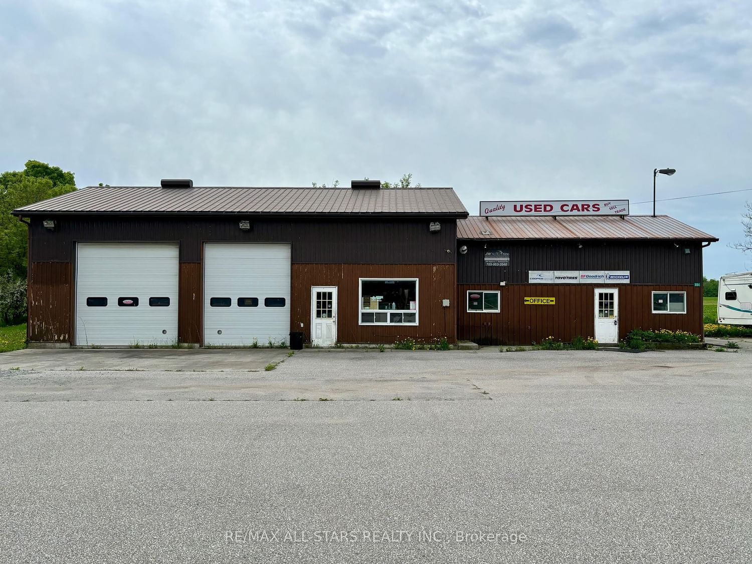 Building in 894 Highway 7