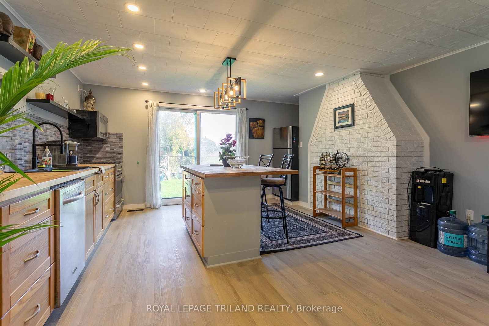 Listing Image 8