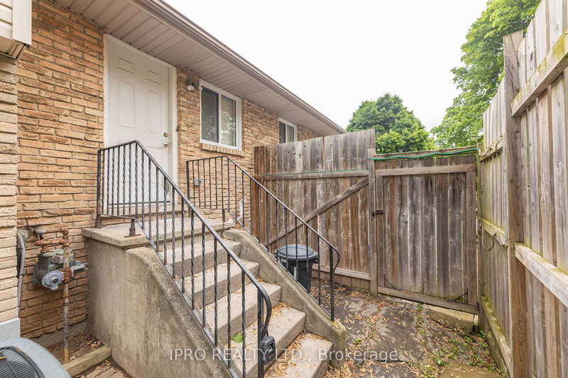 15 Northview Heights Dr, Cambridge, N1R 6Z9 | Image 3