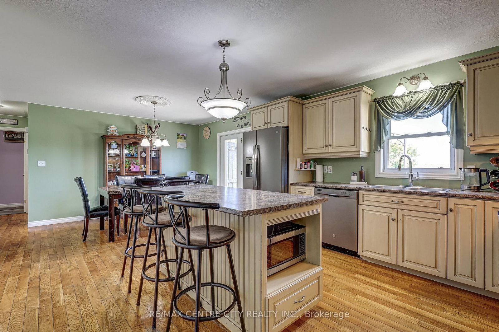 Listing Image 7