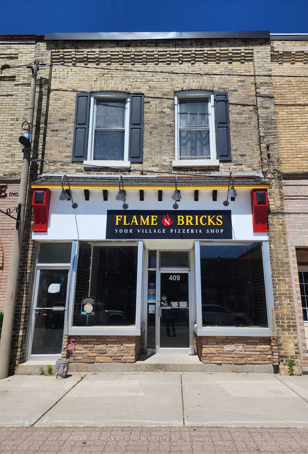 Building in 409 Queen Street