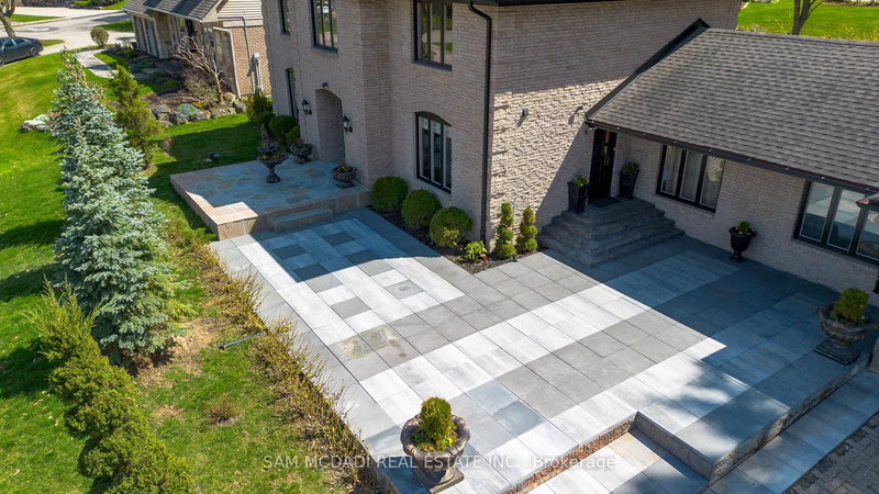 28 Stonegate Dr, Hamilton, L9G 3R7 | Image 2