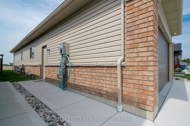 174 CABOT Tr, Chatham-Kent, N7L 0G5 | Image 2