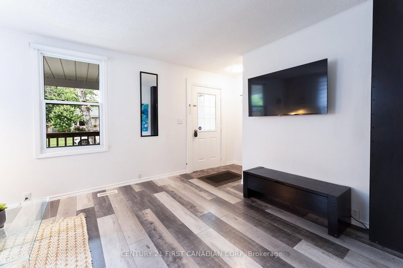 326 Smith St, Central Elgin, N5L 1C6 | Image 3