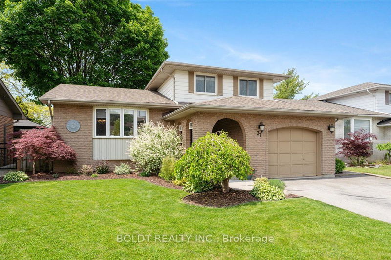 home for sale on 37 Lakebreeze Crescent