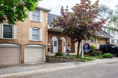 Townhouse sold at 10-85 Albright Road, Hamilton, Ontario, L8K 6H1 - Vincent - MLS: X8445854