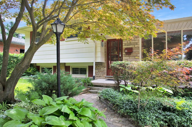 39 Southwood Cres, London South, N6J 1S8 | Image 2