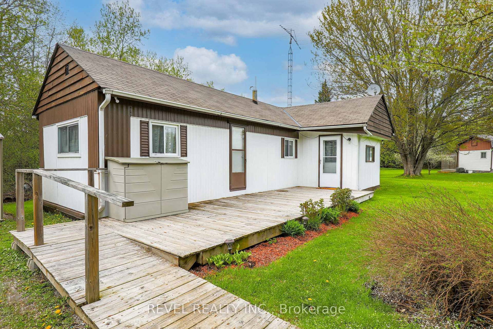 Listing photo 2