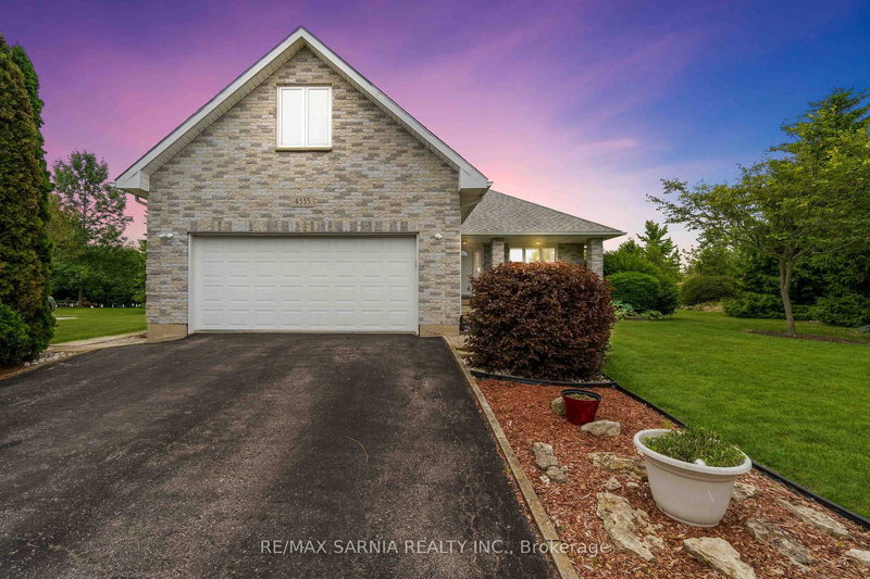 4335 Bluepoint Dr, Plympton-Wyoming, N0N 1J6 | Image 2