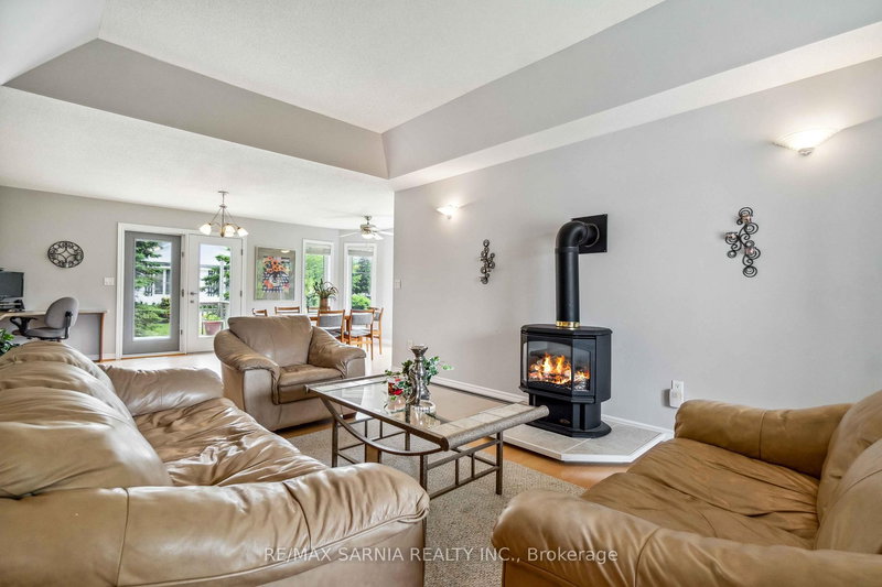 4335 Bluepoint Dr, Plympton-Wyoming, N0N 1J6 | Image 3