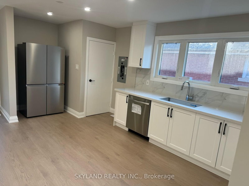 Upper - 21 Nova Dr, Hamilton, L8T 2P4 | Image 2