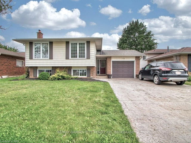 12 WHITEOAK Crescent