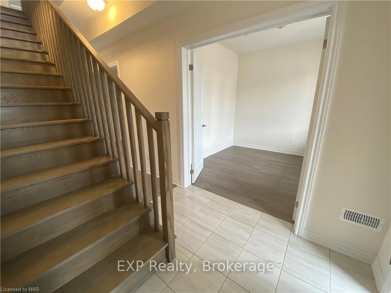 38 ORIOLE Cres, Port Colborne, L3K 6E2 | Image 2