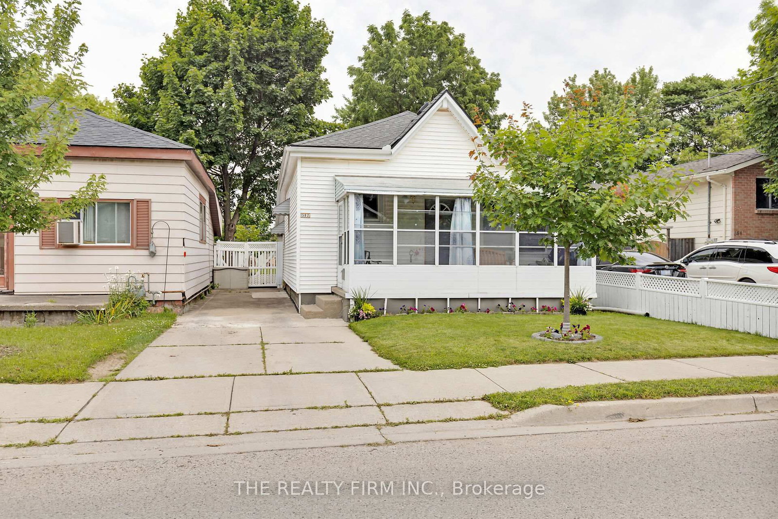 Listing photo 2