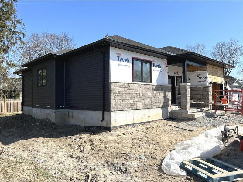 125 MAPLECROFT Crt, Gananoque, K7G 0A6 | Image 2