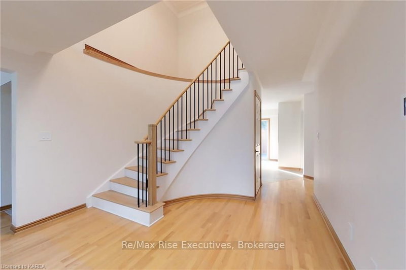 542 RANKIN Cres, Kingston, K7M 7L4 | Image 3