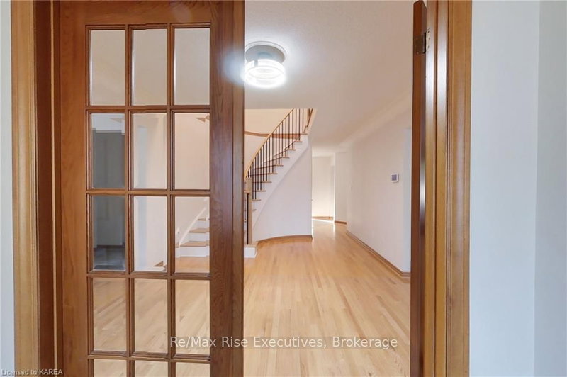 542 RANKIN Cres, Kingston, K7M 7L4 | Image 3