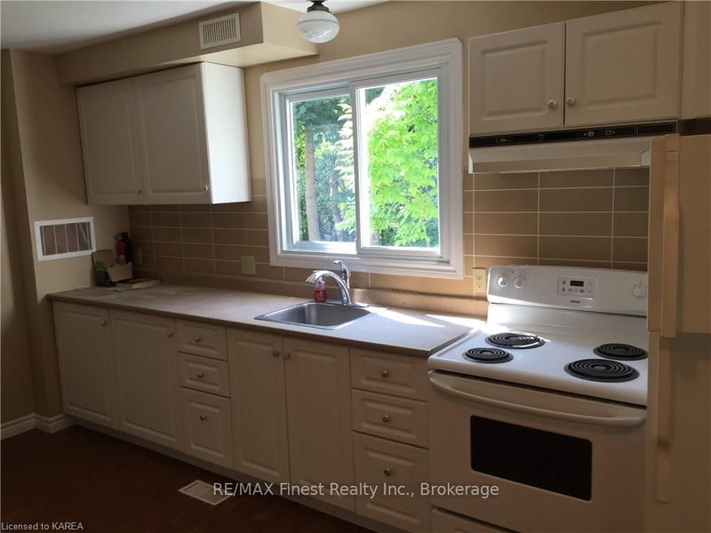 136 CALDERWOOD Dr, Kingston, K7M 6M3 | Image 2