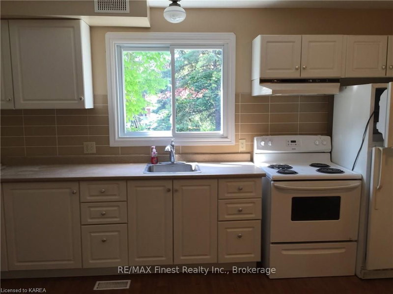 136 CALDERWOOD Dr, Kingston, K7M 6M3 | Image 3