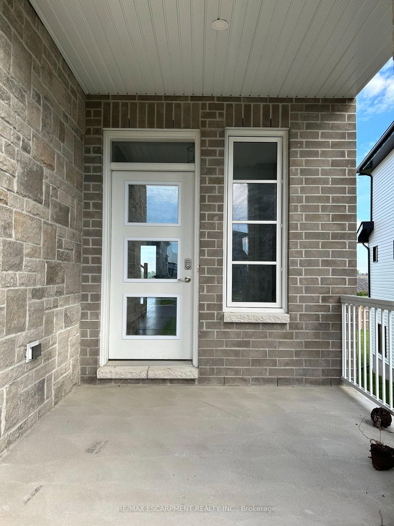 9 Erie Crt E, Loyalist, K7N 0E3 | Image 2