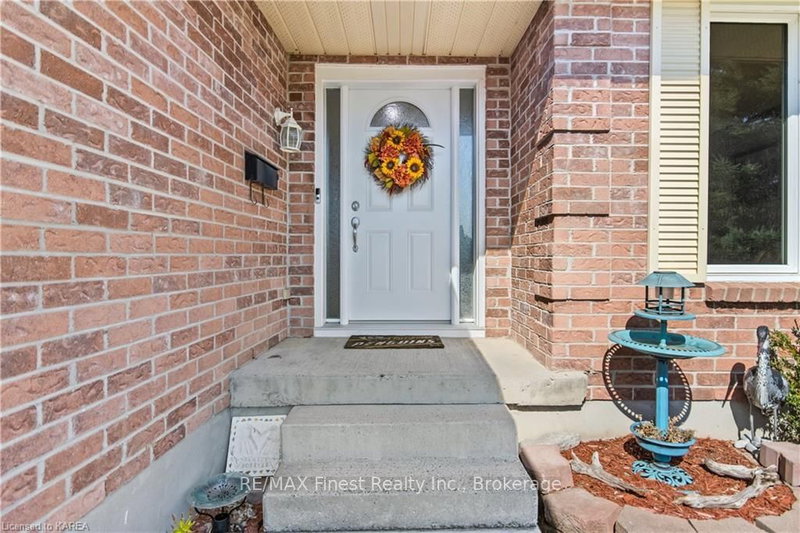 1220 HUMBERSIDE Dr, Kingston, K7P 2P3 | Image 3