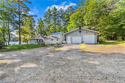 1015 GLASS Lane — photo 3