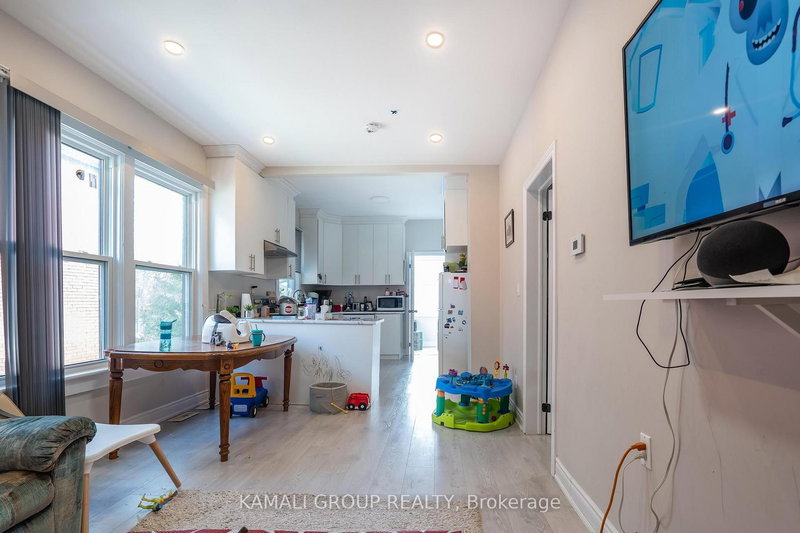 Main - 4554 Third Ave, Niagara Falls, L2E 4L2 | Image 3