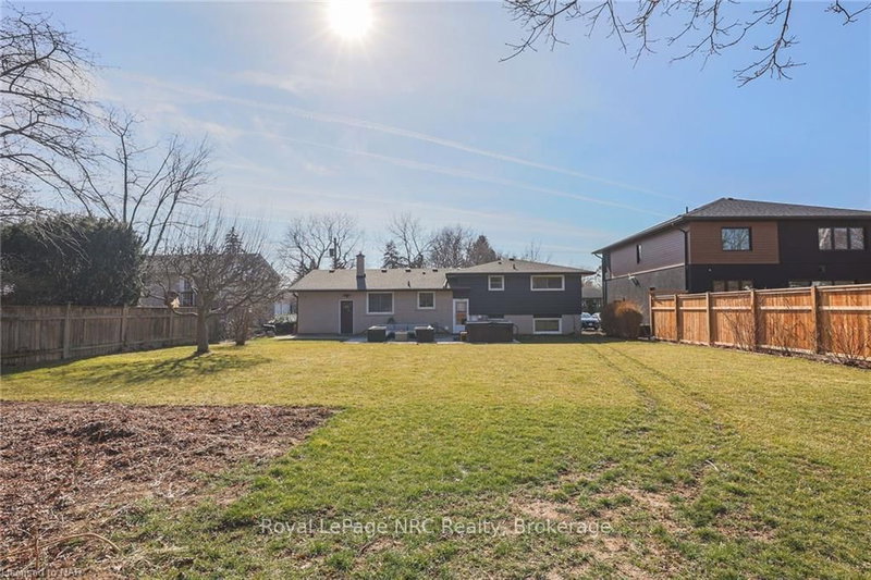 305 Centre St, Niagara-on-the-Lake, L0S 1J0 | Image 3