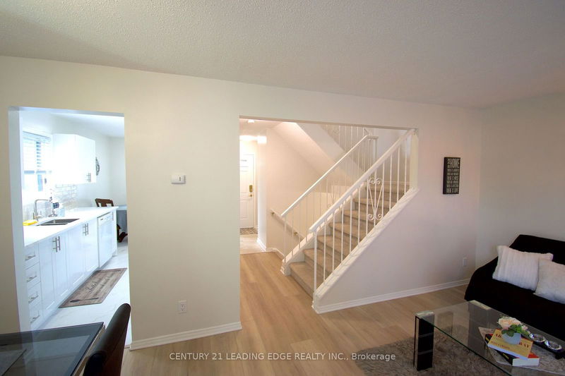 1381 Chatelain Ave  Ottawa, K1Z 8A9 | Image 12